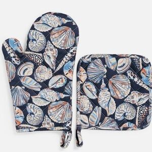 NWT Vera Bradley Pot Holder and Oven Mitt Set in Morning Shells